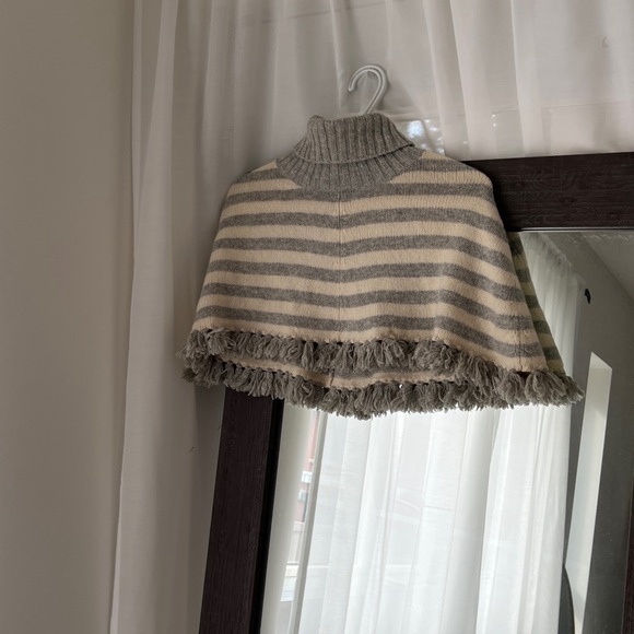 Gap grey and white striped shawl/ sleeveless top - Picture 4 of 5